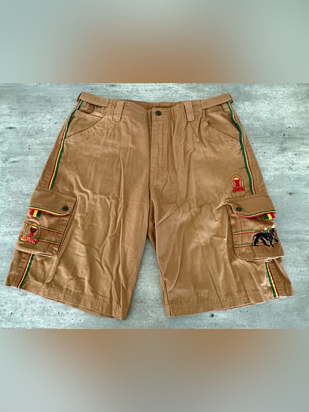 Men’s Cargo Shorts 
Sageman 
Embroidered logo & detail